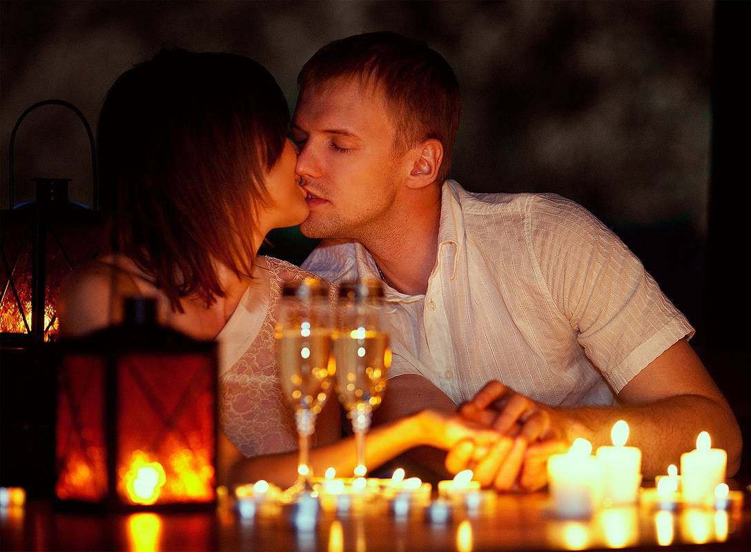 В романтическом видео при свечах девушка устроила любительскую мастурбацию члена