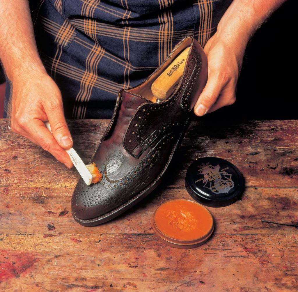 Как правильно почистить кожаные сапоги, туфли, ботинки и другую обувь снаружи и изнутри в домашних условиях?