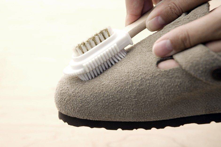 Узнайте, как правильно чистить обувь из разных материалов