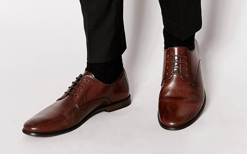Стильные образы с коричневыми ботинками для мужчин