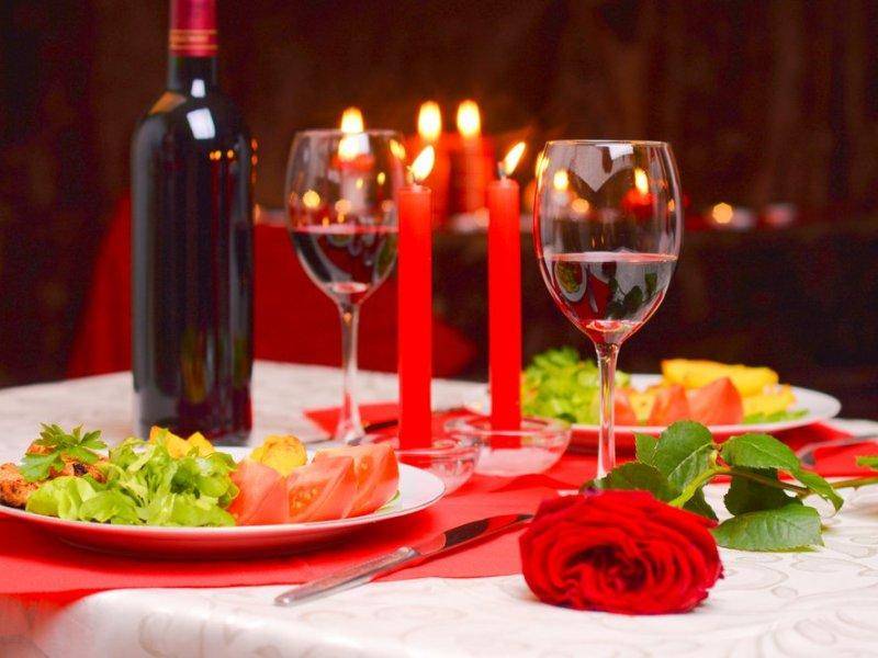 Как правильно организовать романтический ужин: практические советы