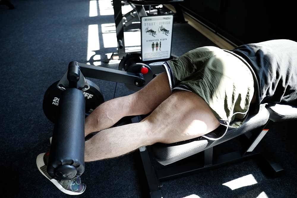 Сгибание ног лёжа: изолированная тренировка бицепса бедра