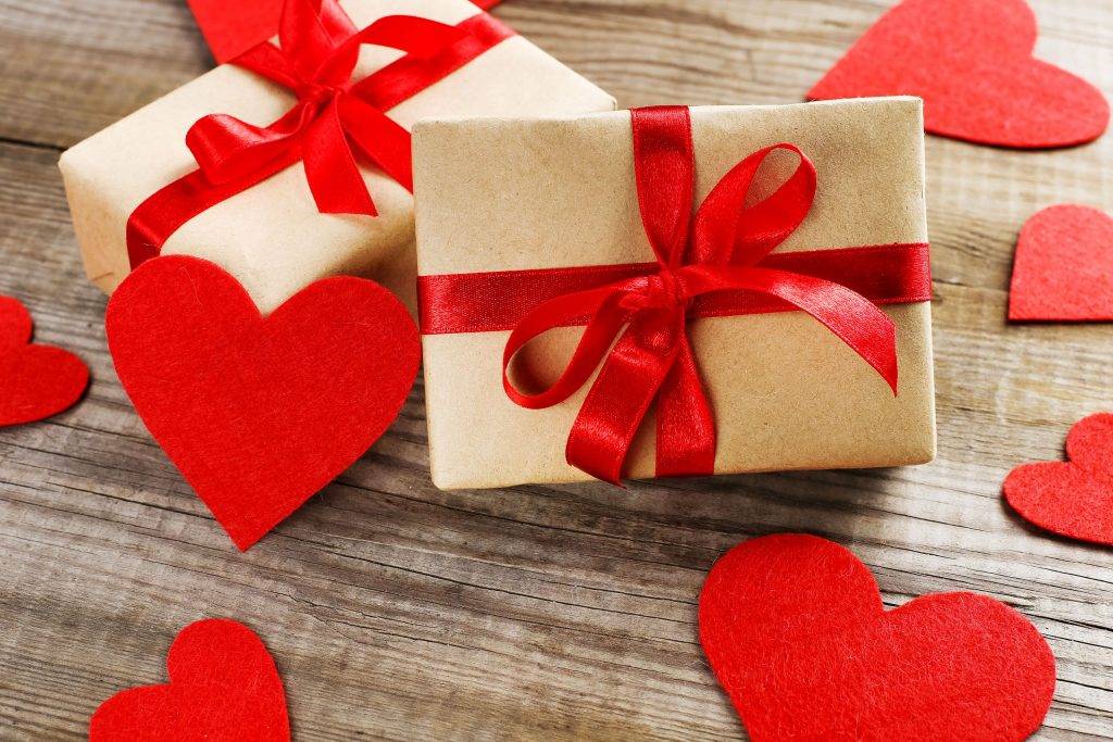 Подарок на день святого валентина: чем порадовать любимого человека и чего нельзя делать