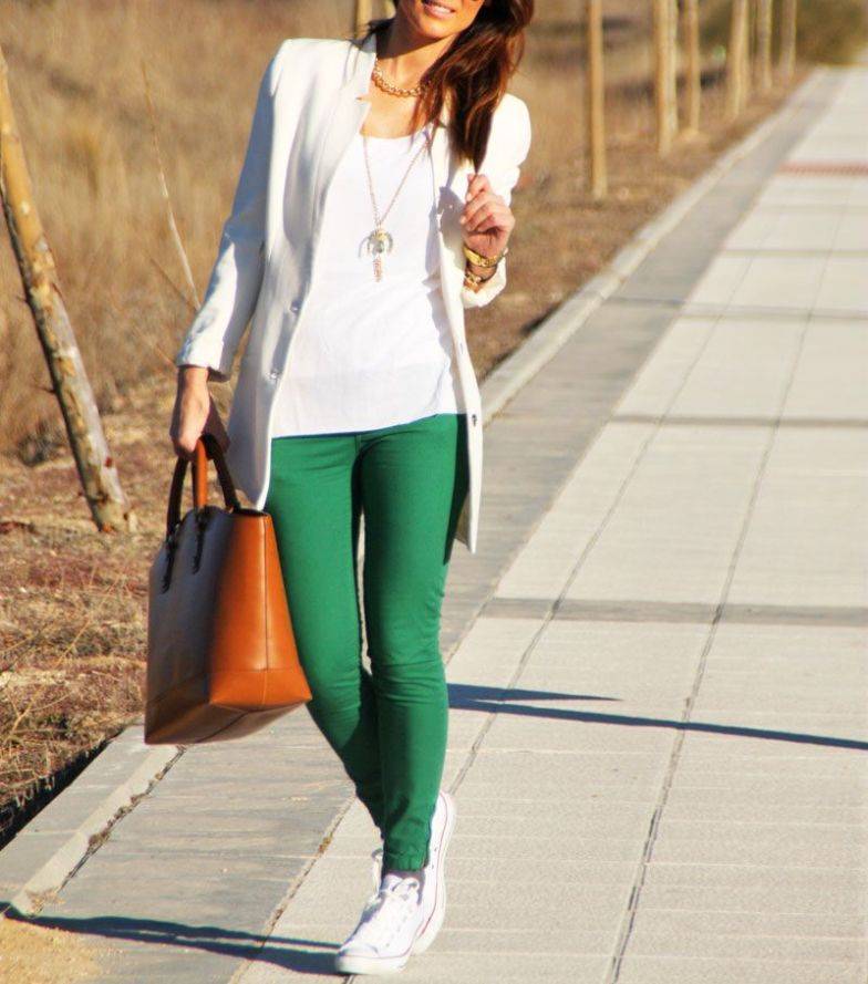 Зеленые брюки – с чем носить и как создавать стильные образы?