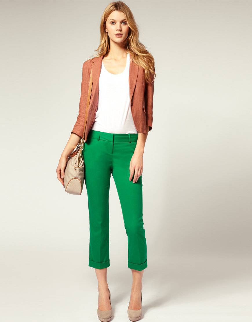 Стильные джинсы зеленого цвета сделают аутфит незабываемым