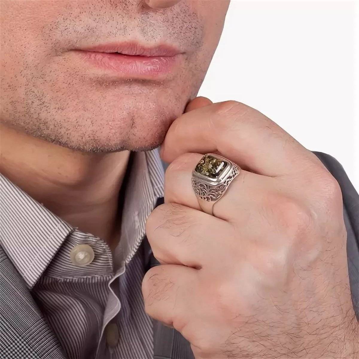 Жемчужное ожерелье с костюмом и брошь на лацкане: как мужчинам носить украшения и где их найти