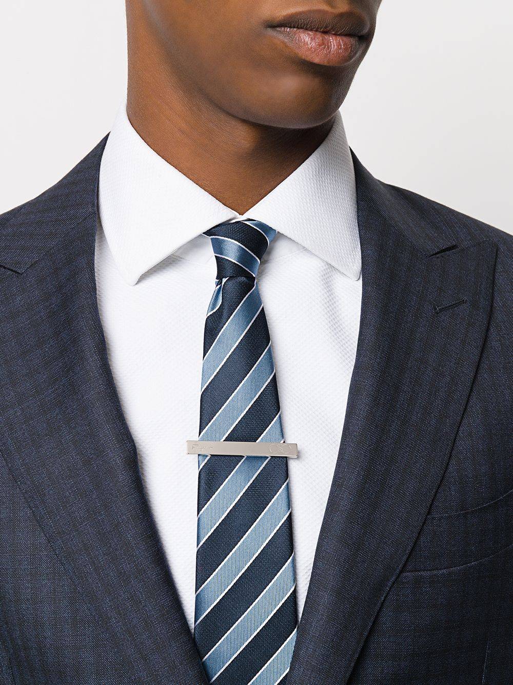 Как носить зажим для галстука с цепочкой?