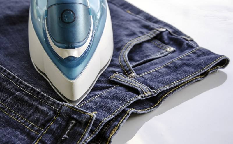 Как гладить джинсы правильно — пошаговая инструкция