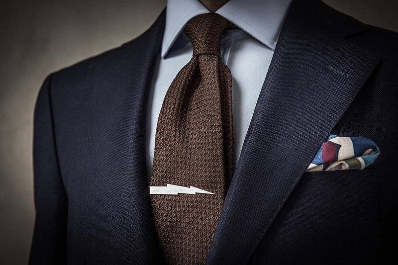 Как носить зажим для галстука правильно — 11 важных нюансов