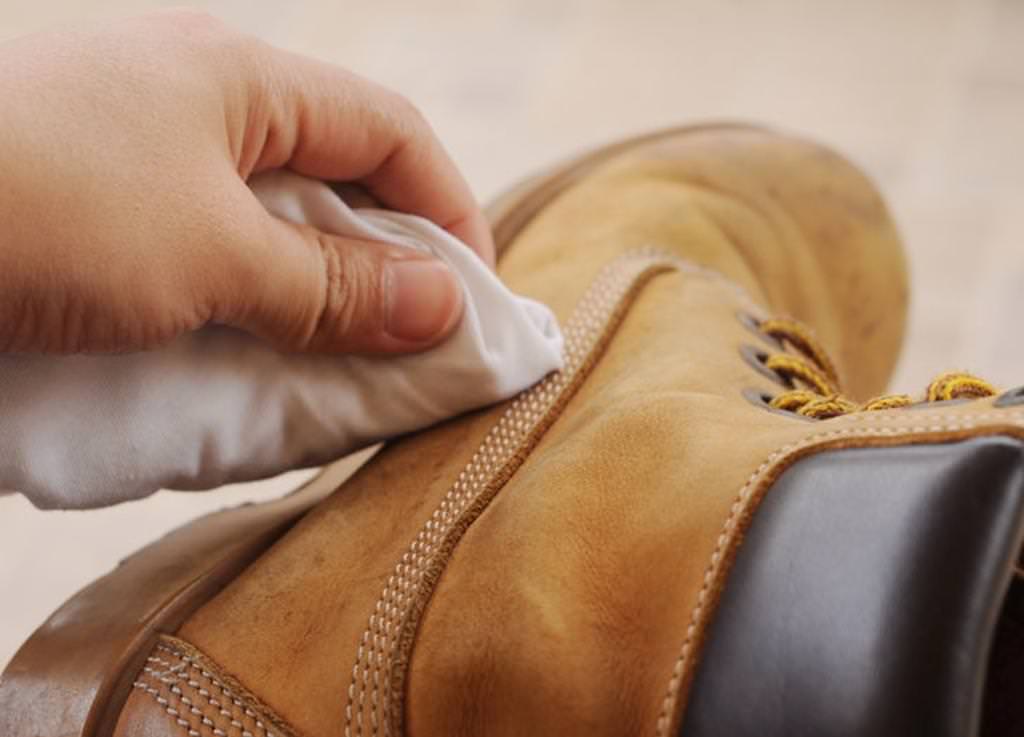 Как почистить изнутри и снаружи кожаную обувь
