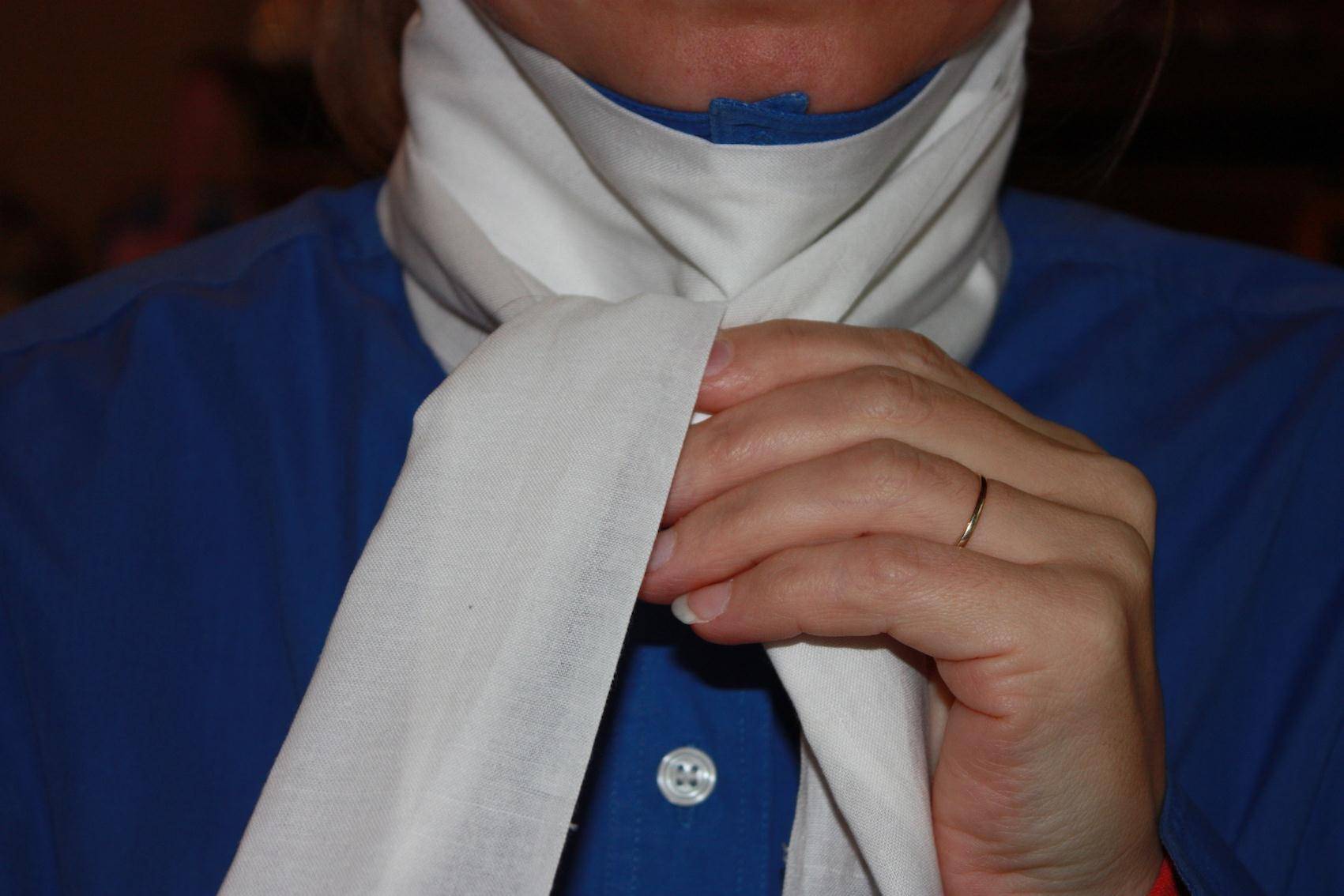 Как красиво завязывать шейный платок мужской под рубашку: способы, фото. как сочетать мужской шейный платок с рубашкой и как его правильно носить?