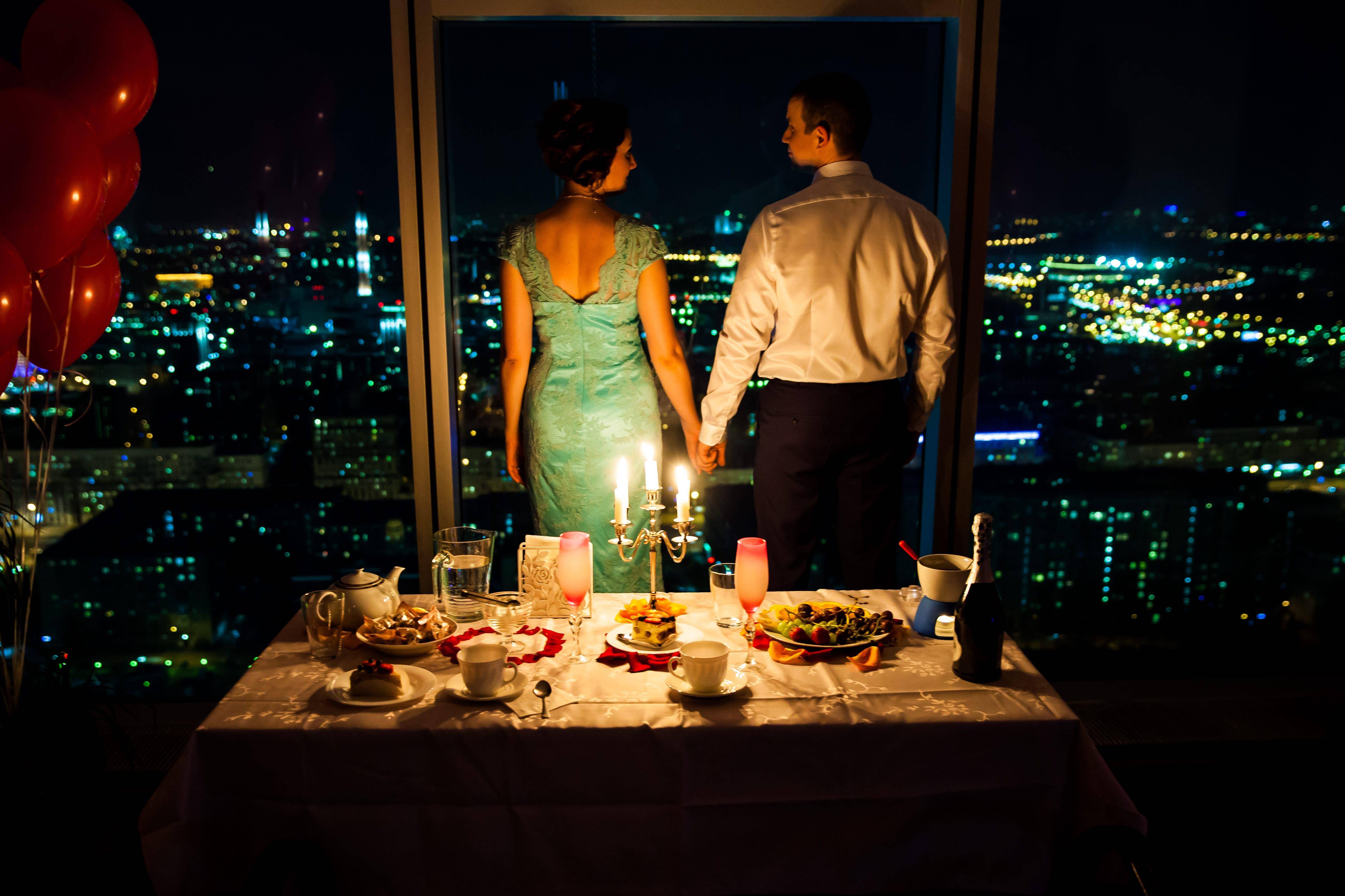 Как правильно организовать романтический ужин: практические советы