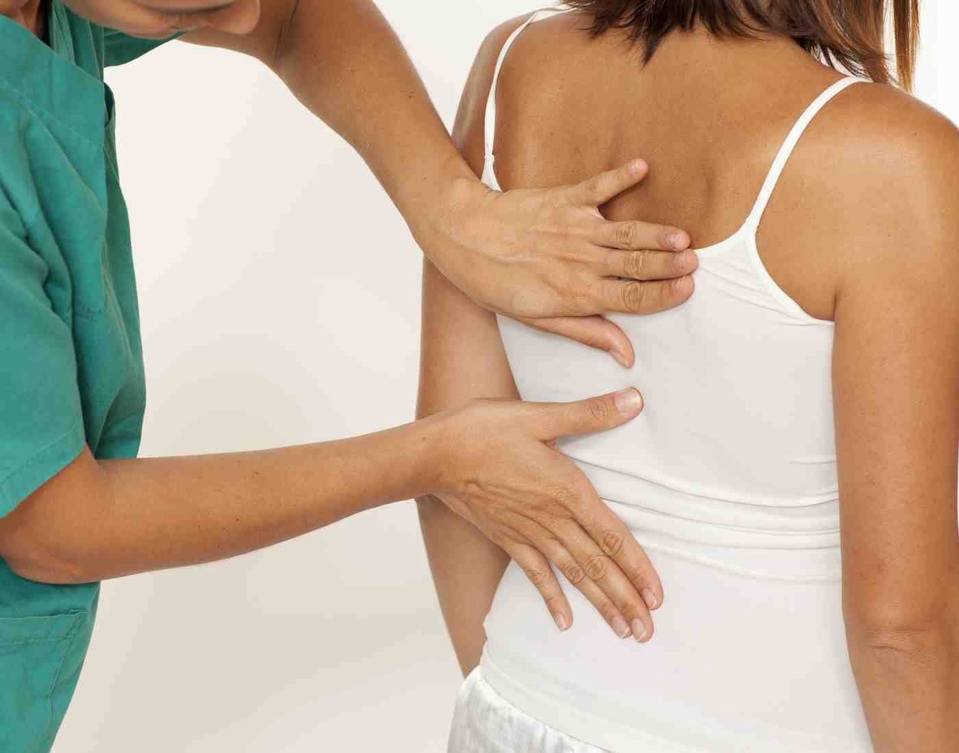 Причины болей в спине в области лопаток и их лечение