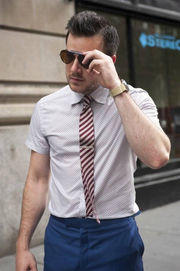 У армянского радио спрашивают: почему многие мужчины не любят носить галстук? ответ: слишком много места...