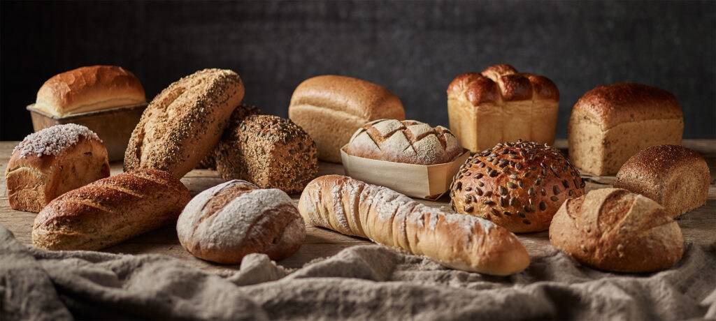 Калорийность хлеба: белого, черного, ржаного, бородинского, отрубного, дарницкого, серого, пшеничного, бездрожжевого на 100 грамм и 1 кусок, сухарей. как употреблять при диете