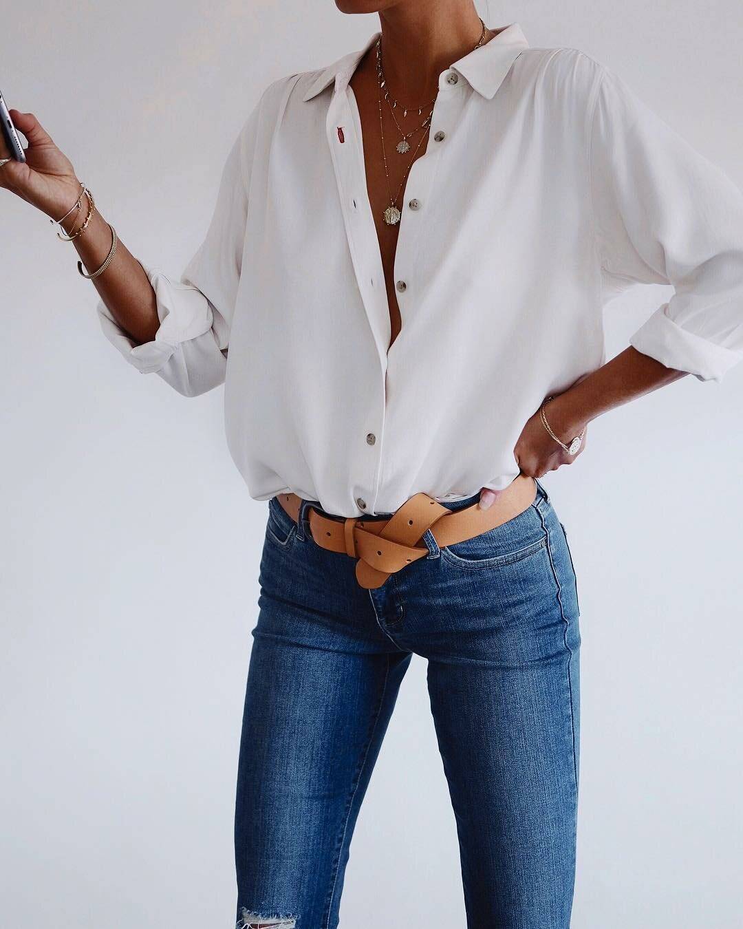 Как носить рубашку с джинсами: даем модные советы девушкам