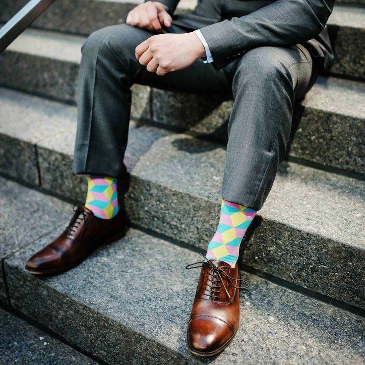 Цветные мужские носки: как выбрать и с чем носить?