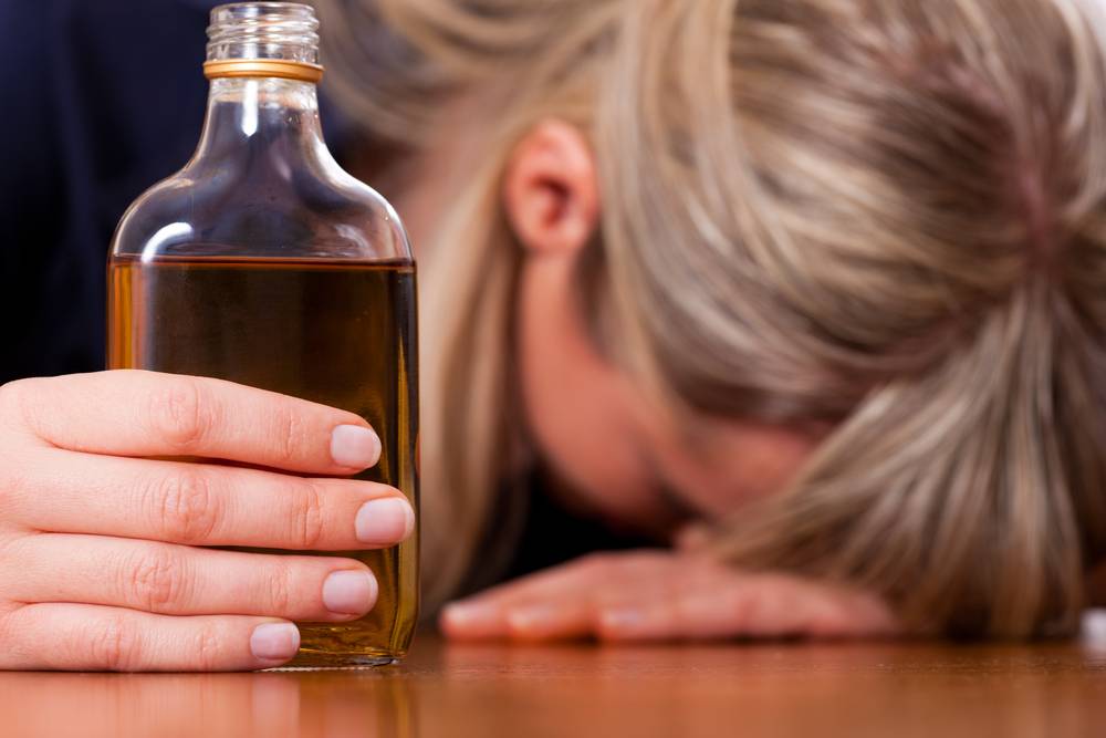 Почему люди начинают злоупотреблять алкоголем