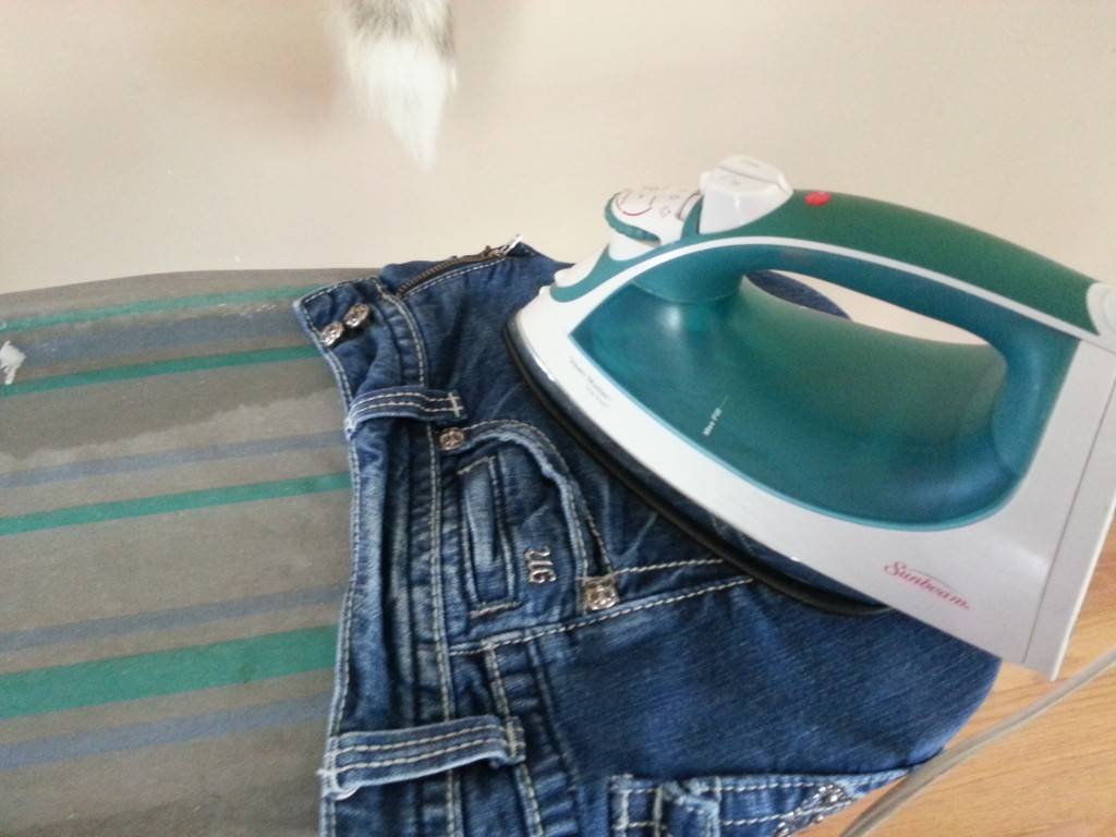 Как правильно гладить джинсы без потери времени?