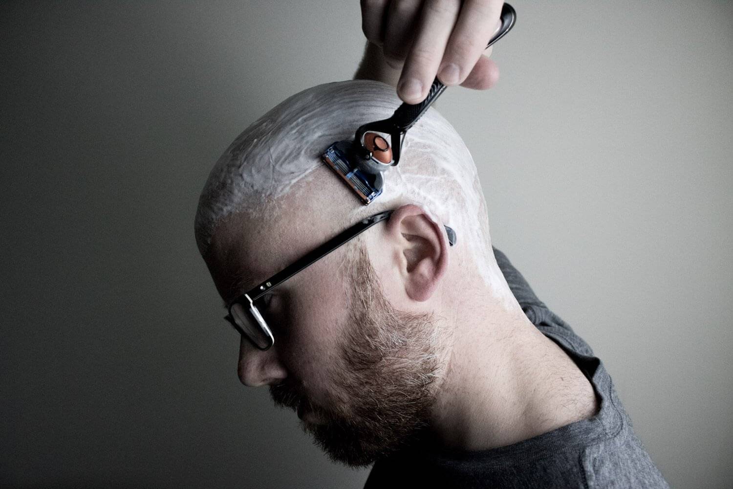 Почему мужчины бреют голову?