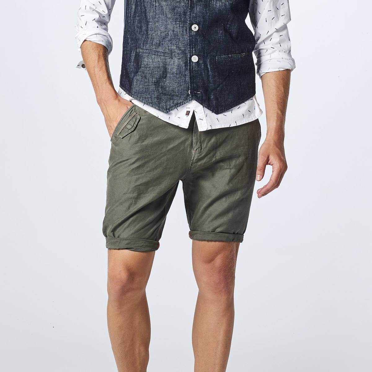 Летние мужские шорты: какие в моде и с чем носить?