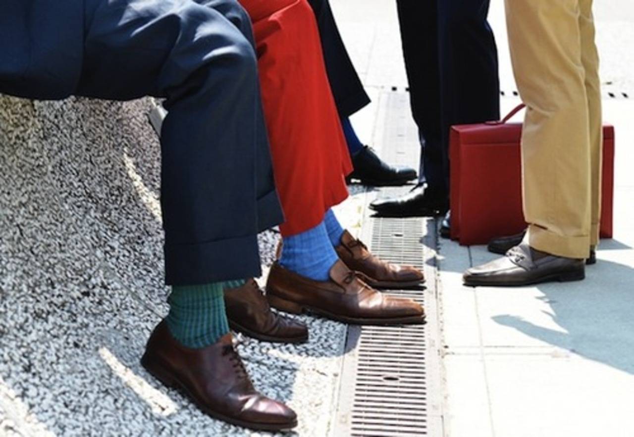 Носки одеваются под цвет брюк или обуви. как подбирать цвет носков? под брюки или под обувь, деталиссимо