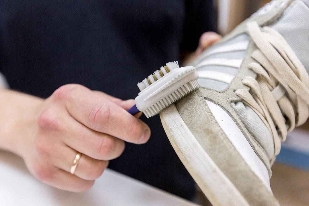 Как ухаживать за белыми кроссовками: правила и средства для очистки в домашних условиях