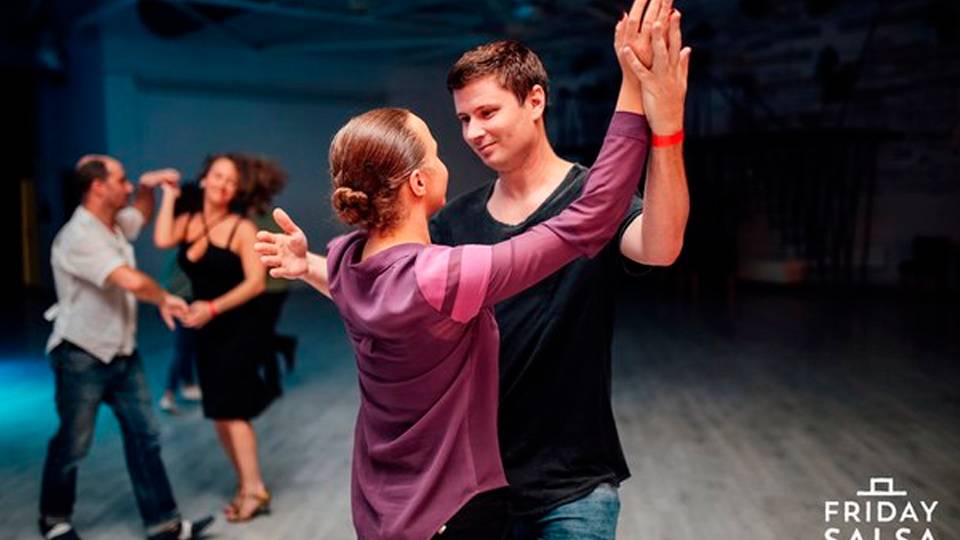 9 самых популярных современных социальных танцев, которым вы можете научиться