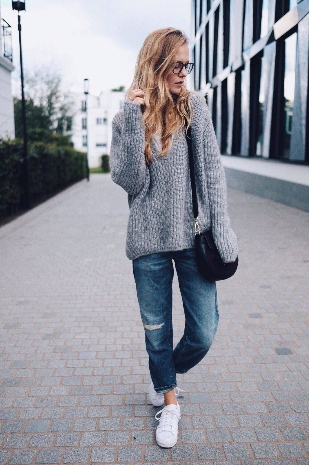 Свитер + джинсы: 7 идей, как носить в холодные деньки
