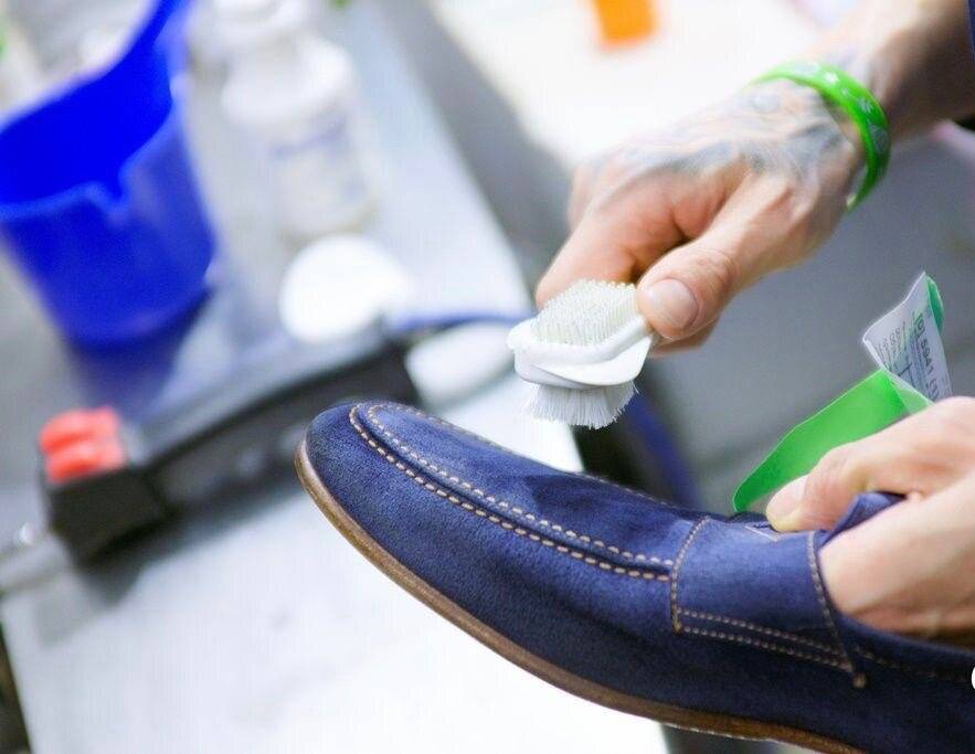 Как почистить белые кожаные кроссовки в домашних