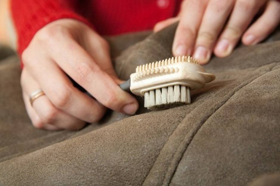 Как почистить кожаный диван в домашних условиях народными и специализированными средствами