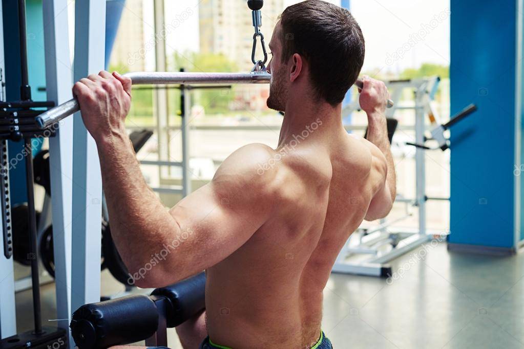Упражнения на плечи для мужчин в тренажерном зале: программа тренировки