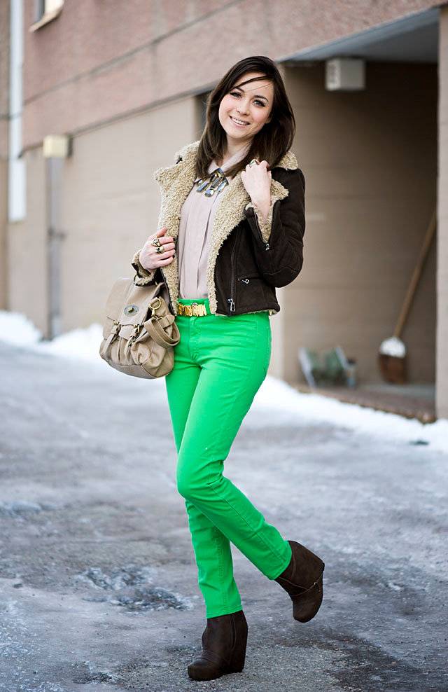 Стильные джинсы зеленого цвета сделают аутфит незабываемым