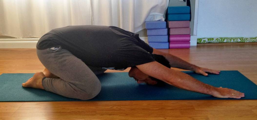 Какие упражнения йоги помогут устранить боли в спине