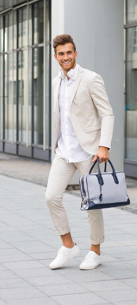 Белые мужские кроссовки: с чем сочетать в стильном образе?
