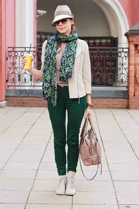 С чем носить зеленые брюки – модные сочетания и образы на все случаи жизни