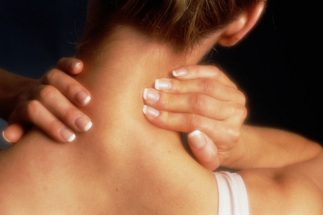Как избавиться от холки на шее сзади у женщин в домашних условиях, массаж, упражнения