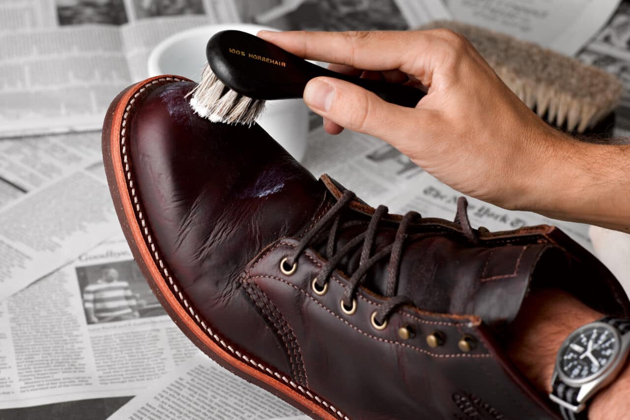 Правильный уход за обувью: чистка и сушка ботинок