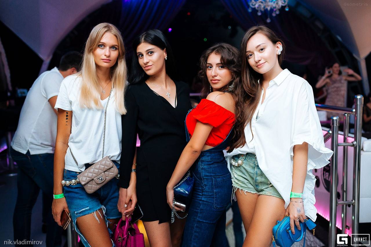 Как девушке одеться в клуб и особенности создания модного образа на вечеринку